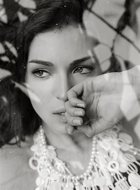Bw Photo, Photo Art, Black White Photos, Black And White, Eye Candy, Brunette, Pearl Necklace ...