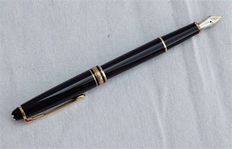 MONTBLANC - Stylo plume Meisterstuck 4810 en résine noire et métal doré, la plume en or deux ...