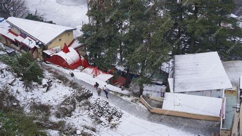 Premium Photo | Heavy snowfall in himachal pradesh