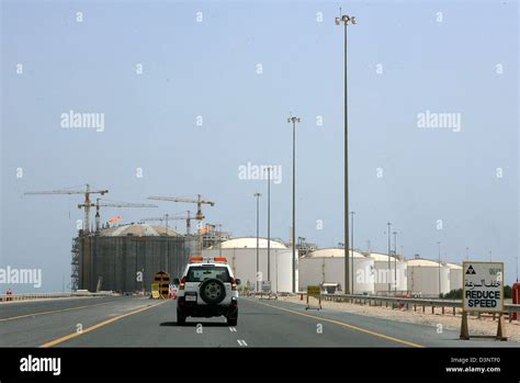 Qatar gas plant hi-res stock photography and images - Alamy