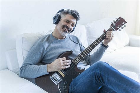 The complete guide on how to play an electric guitar with headphones as ...