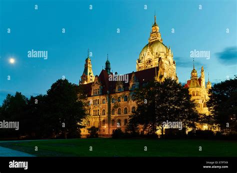 Neues Rathaus (New city hall), Hannover, moon, evening atmosphere Stock Photo - Alamy