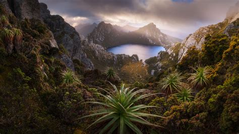 Hiking at Lake Oberon, Western Arthurs, Southwest National Park, Tasmania, Australia. By Dylan ...