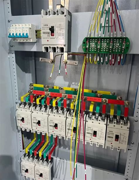 What is molded case circuit breaker (MCCB)? Application and Wiring