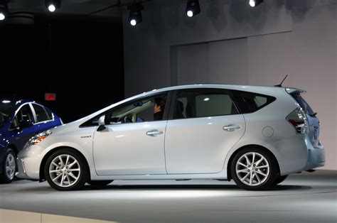 Toyota Prius v - Information and photos - MOMENTcar