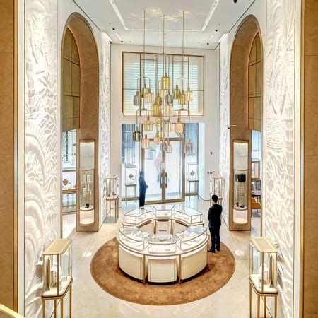 Cartier Dubai Mall Fashion Avenue: fine jewelry, watches, accessories at Dubai Mall Fashion ...