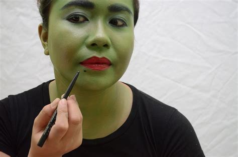 3 Ways to Apply Witch Makeup - wikiHow | Witch makeup, Halloween costumes makeup, Skull makeup