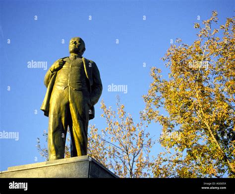 Lenin statue in moscow hi-res stock photography and images - Alamy