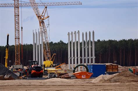 Tesla Gigafactory Berlin's first pillars go vertical as construction ...