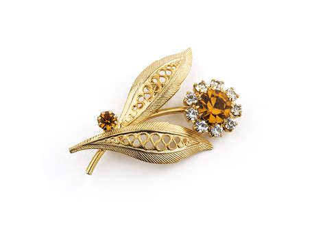 A Vintage Costume Jewelry Floral Brooch Pin | Artzze