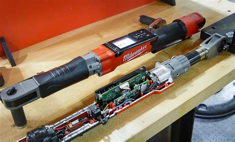 Milwaukee M12 FUEL Ratcheting Digital Torque Wrench - Hands-on - PTR