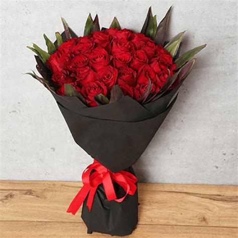 Red Roses Bouquet In Black Sheet | Winni