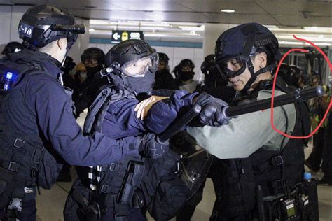 Hong Kong riot police force ran into subway in sudden randomly ...