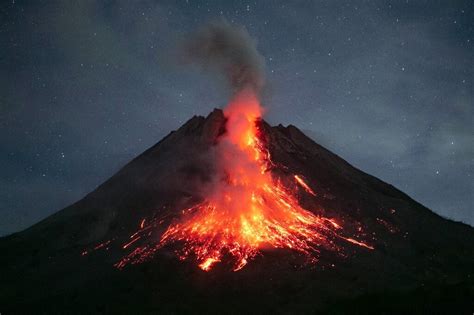 Gunung Merapi di Indonesia meletus, memuntahkan 'longsoran' lahar