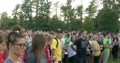 University of Iowa students gather at vigil for Mollie Tibbetts - CBS News