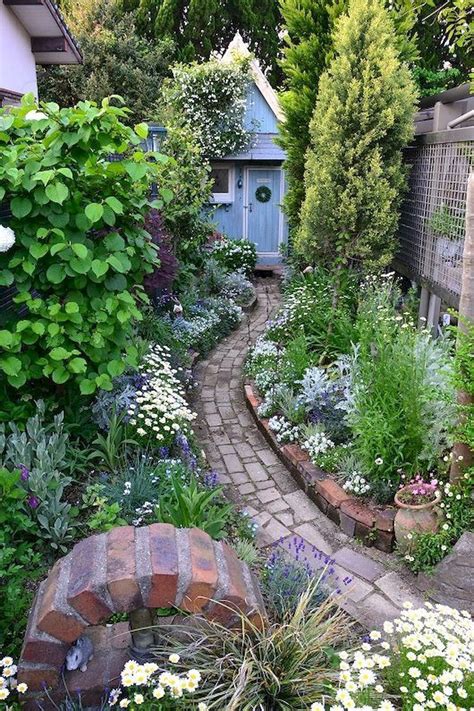 34 beautiful small cottage garden ideas for backyard inspiration - HomeSpecially | Small cottage ...