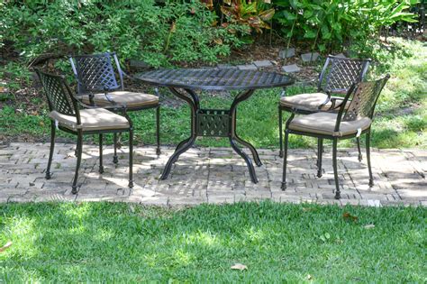 Savannah Outdoor Aluminum Round Dining Table Set of 5 (KIT) - Luxurious ...