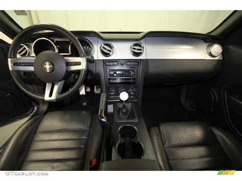 2006 Ford Mustang GT Premium Coupe Dark Charcoal Dashboard Photo #69429154 | GTCarLot.com