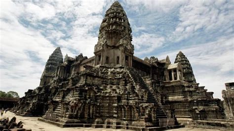 Huge ancient city at Angkor Wat revealed by lasers | CBC News