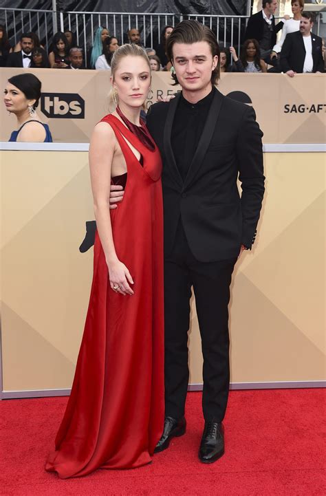 Joe Keery and his girlfriend Maika Monroe in the 2018 SAG Red carpet - Photos at Movie'n'co