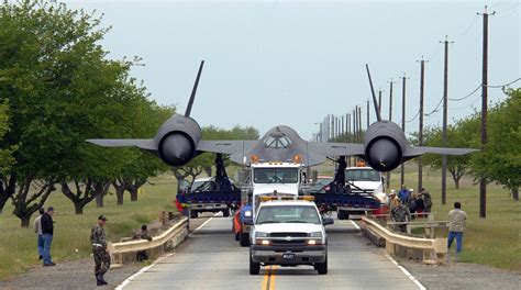 BLACKBIRD DOWN THE STREET: FLASHBACK PHOTO SHOWS HOW BEALE AFB STATIC SR-71 WAS MOVED TO ITS ...