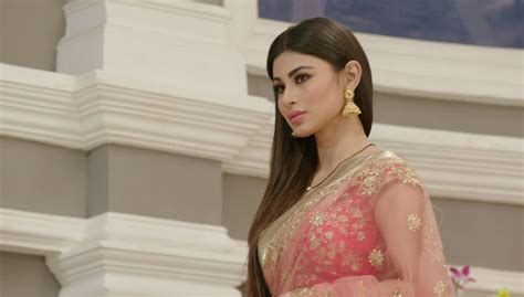 Mouni Roy looks breathtakingly beautiful as Shivangi on Naagin 2!