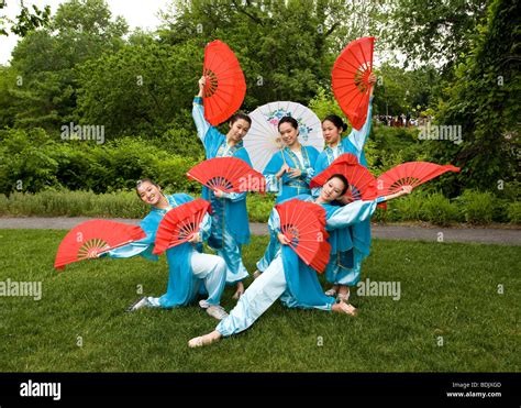 Chinese fan dance Stock Photo - Alamy