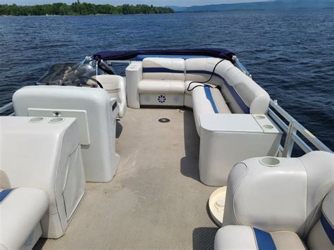 20-Foot Pontoon Boat - Family Boat Rental