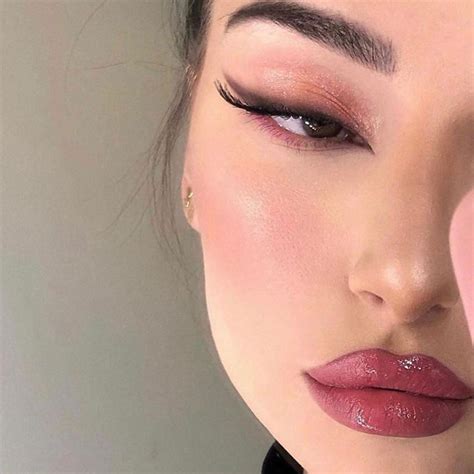 𝐇𝐢𝐠𝐡 𝐅𝐚𝐬𝐡𝐢𝐨𝐧 𝐏𝐨𝐬𝐭 on Instagram: “makeup glam” Bold Makeup, Eye Makeup, Hair Makeup, Classy ...