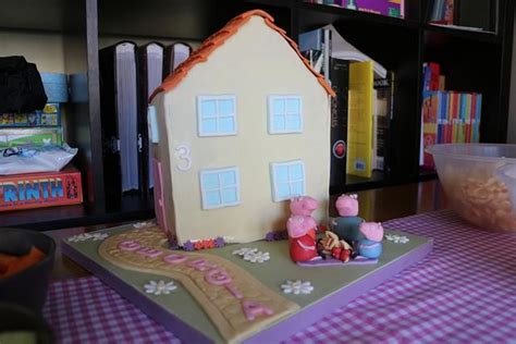 Peppa Pig House - Cake by Ermintrude's cakes - CakesDecor