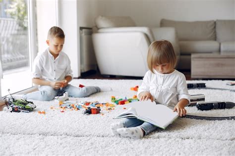 Crianças brincando com lego em uma sala de jogos | Foto Grátis