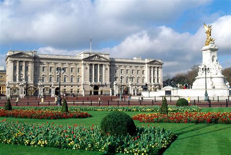 Flowers Blooming in Buckingham Palace Gardens: Photos