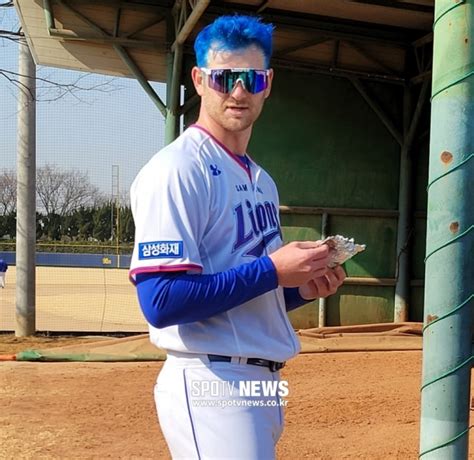 Samsung Lions Ben Lively arriving to Spring Training Camp : r/KBO