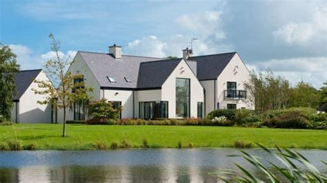 Golfer Rory McIlroy puts Northern Ireland home on market - BBC News