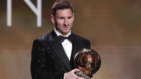 Messi besa su séptimo Balón de Oro