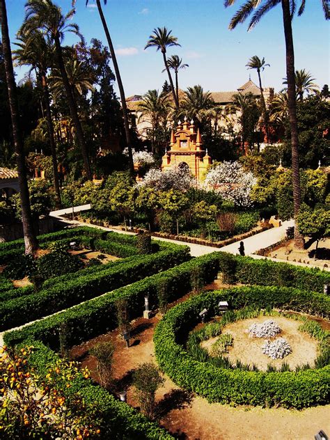 Los jardines de los Alcazares Reales de Sevilla -photo by Victoria ...