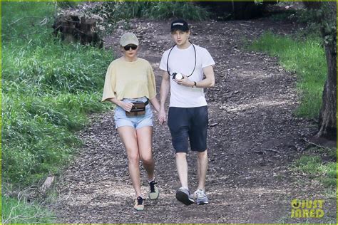 Taylor Swift & Joe Alwyn Hold Hands While Hiking in L.A.: Photo 4251585 ...