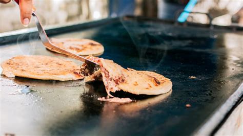 Pupusas, el plato típico de El Salvador - Rio Grande