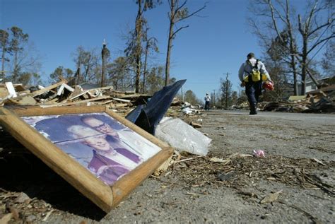 19 Stunning Pictures of Hurricane Katrina's Aftermath