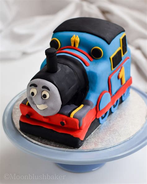 Modelling muddle /-/ How to make a fondant Thomas cake with carriages | Thomas cakes, Train cake ...