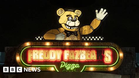 Five Nights at Freddy's movie: Red eyes in trailer divide fans - BBC News