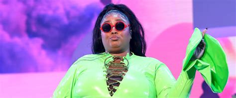 Lizzo Impresses in Grinch-Inspired Outfit - HOME