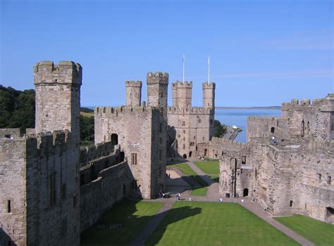 File:Caernarfon castle interior.jpg - Wikipedia