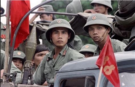 Vietnamese soldiers returning to vietnam after staying in cambodia for ...