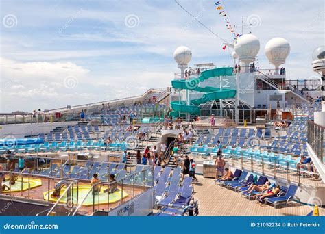 Lido Deck On The Carnival Freedom Editorial Stock Image - Image of port, visitors: 21052234