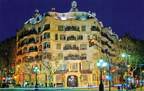 Casa Mila, "Cave" in the elite area of Barcelona - Traveldigg.com