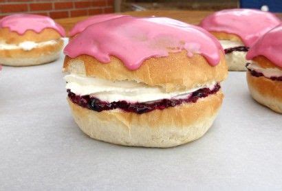 Berry Iced Buns with Cream and Homemade Jam | Recipe | Homemade jam, Iced buns, Savory donuts recipe