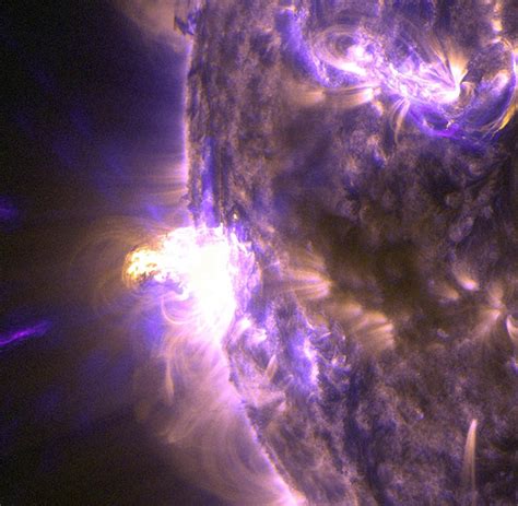 NASA captures stunning images of massive solar flare from Sunday night ...