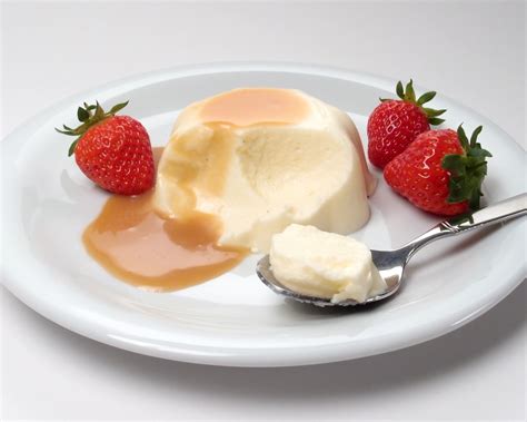 File:Bavarian cream, strawberries, caramel sauce, spoon.jpg - Wikimedia Commons