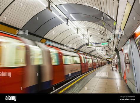 London Train Station High Resolution Stock Photography and Images - Alamy